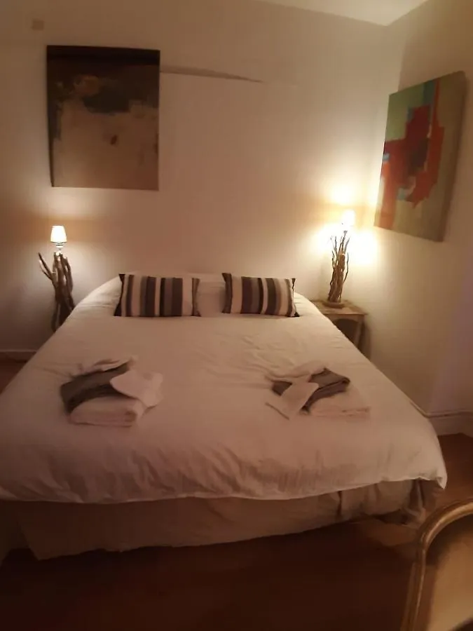 Le Dernier Metro Bed & Breakfast Woluwe-Saint-Pierre 0*,
